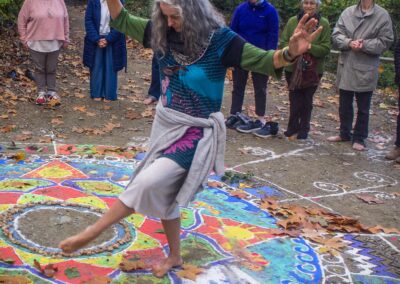 Dansa de peu descalç a la Natura